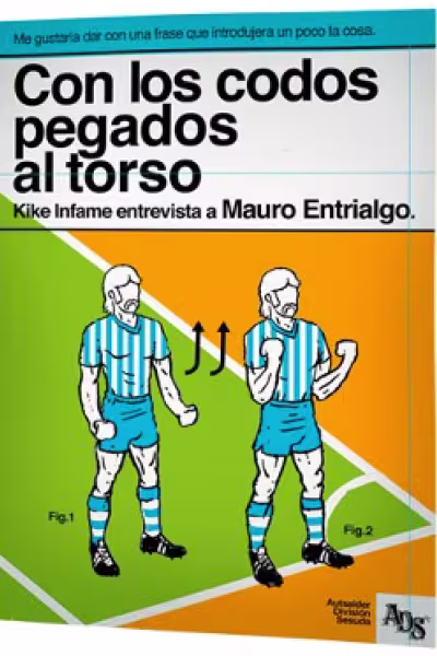 con los codos pegados al torso