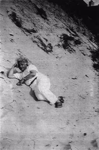 Albert-Einstein-slept-over-sand