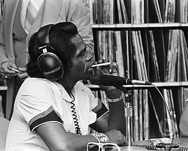 CIBASS James Brown echándose un cigarro