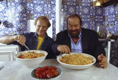 01 Oct 1994 --- TERENCE HILL AND BUD SPENCER IN ROME --- Image by &copy; Micheline Pelletier/Sygma/Corbis Die beiden Schauspieler Terence Hill, links, und Bud Spencer futtern gemeinsam im Oktober 1994 in Rom eine Riesenportion Spaghetti.