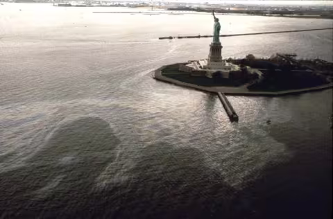 oil-slick-statue-liberty-1973