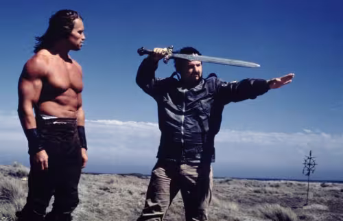 CIBASS John Milius con Schwarzenegger en el rodaje de Conan