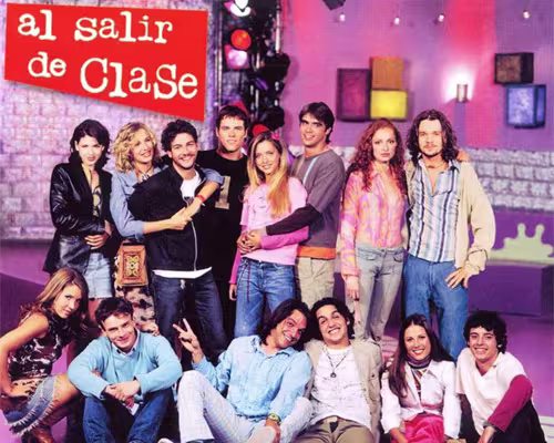 Imagen promocional con el elenco de la serie "Al salir de clase"
