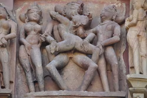 Orgía en un relieve perteneciente al conjunto monumental de Madhya Pradesh (India)